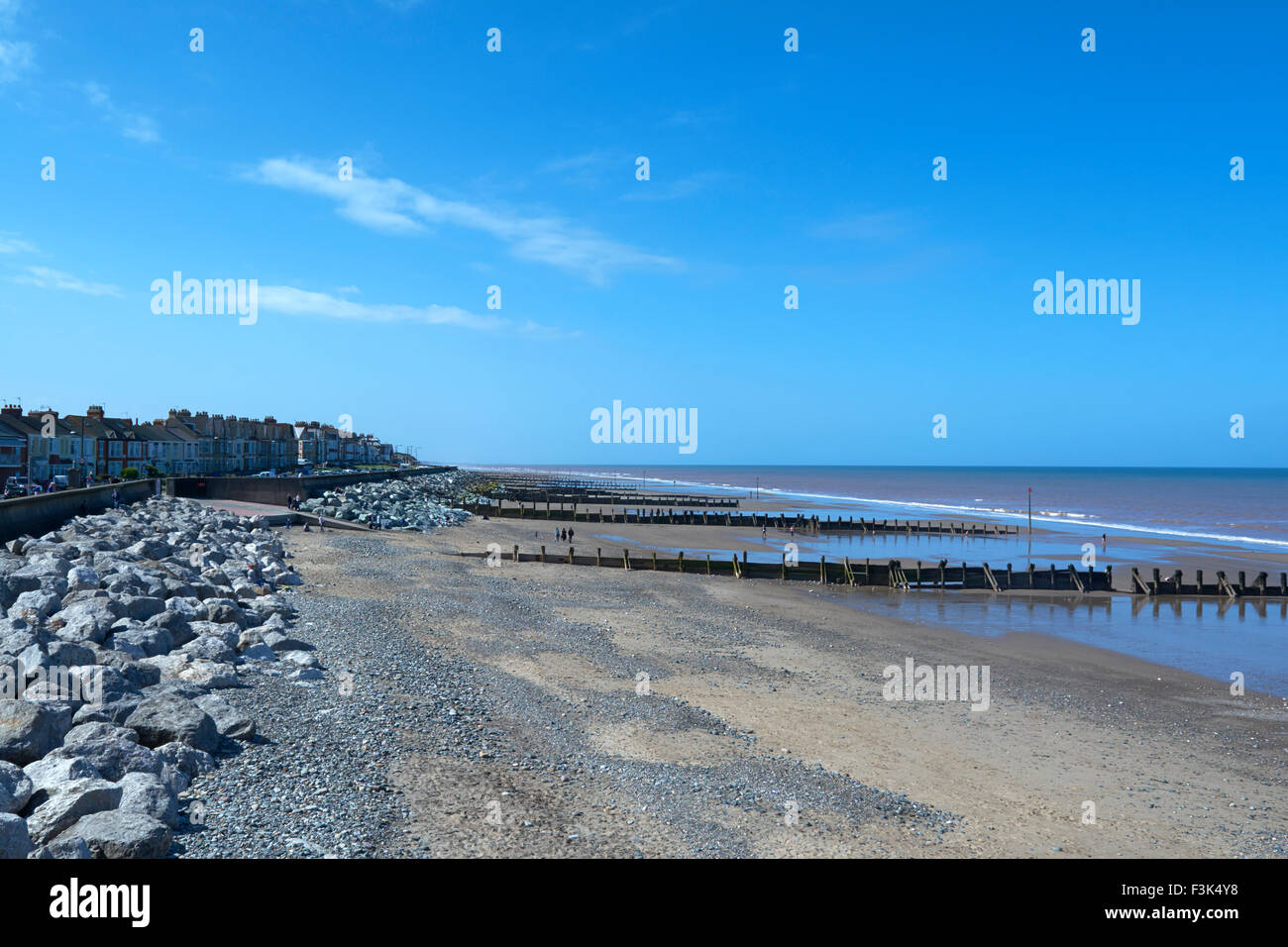 Spiaggia e pennelli all'estremità nord del Lungomare Withersea - Yorkshire, Inghilterra, Regno Unito Foto Stock
