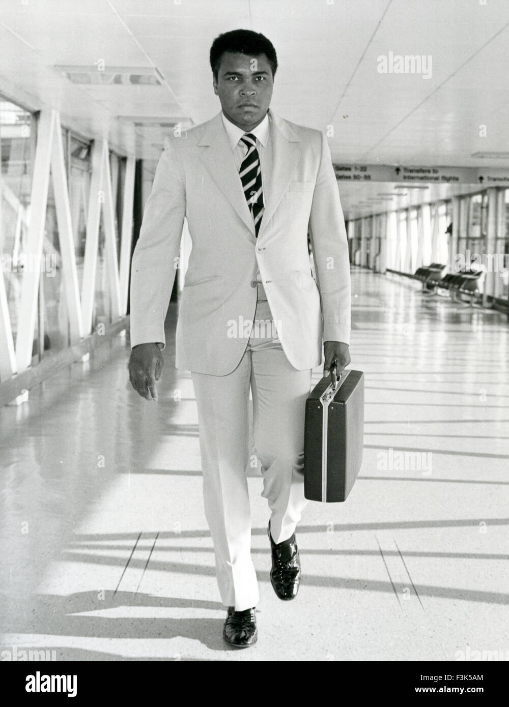 MUHAMMAD ALI (Casius argilla) American boxer arrivando all'aeroporto di Heathrow circa 1967 Foto Stock
