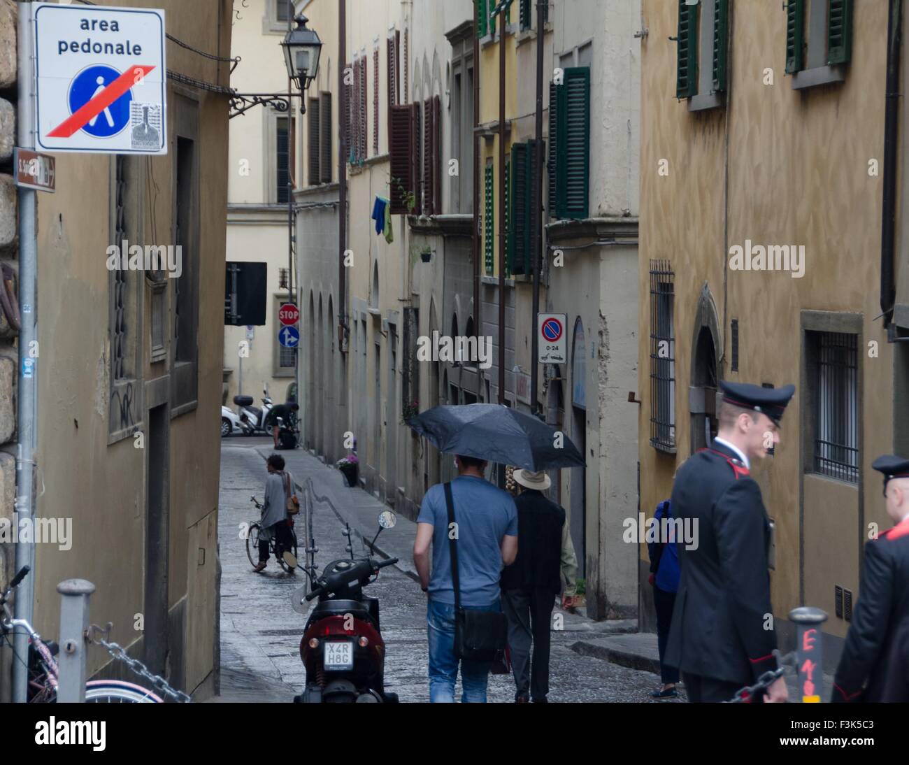 Un vicolo pedonale a Firenze, Italia Foto Stock