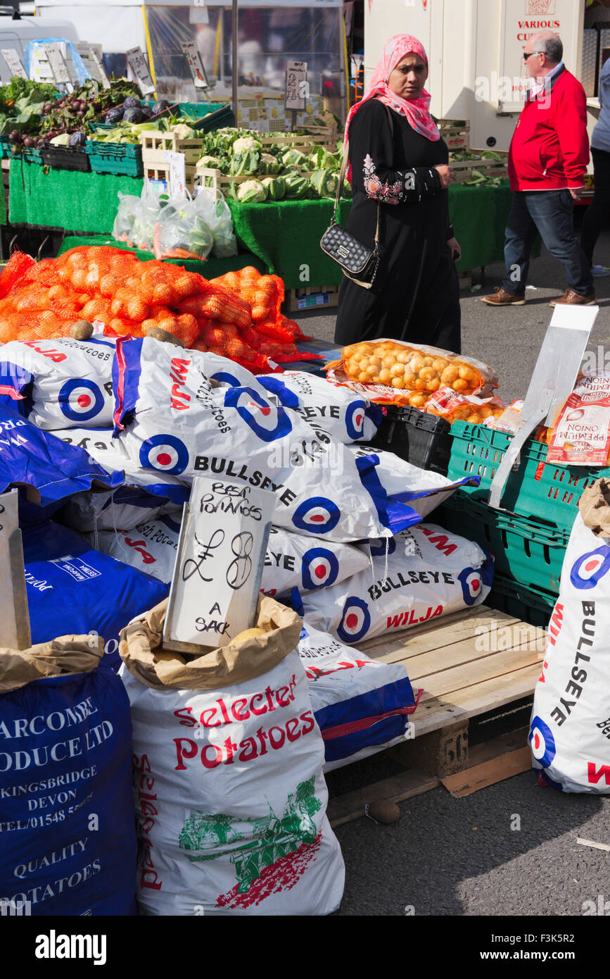 Sacchi di patate e di frutta e verdura al mercato all'aperto a Bristol, Inghilterra Foto Stock