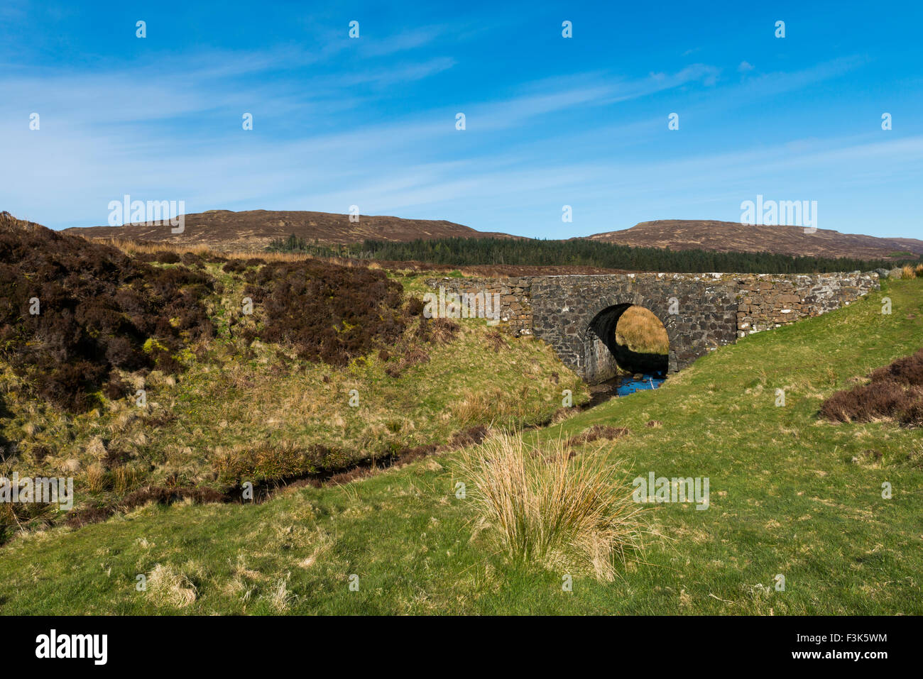 Un antico ponte in pietra sull'Isola di Skye in Scozia. Foto Stock