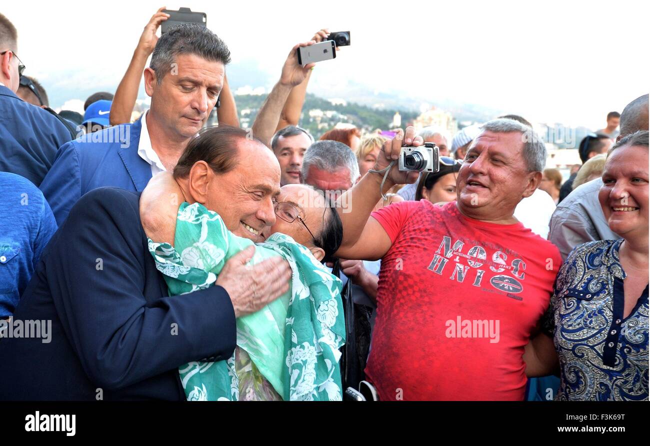 Una donna abbracci ex Primo Ministro italiano Silvio Berlusconi durante una passeggiata lungo la spianata con il presidente russo Vladimir Putin Settembre 11, 2015 a Yalta, Crimea. Foto Stock