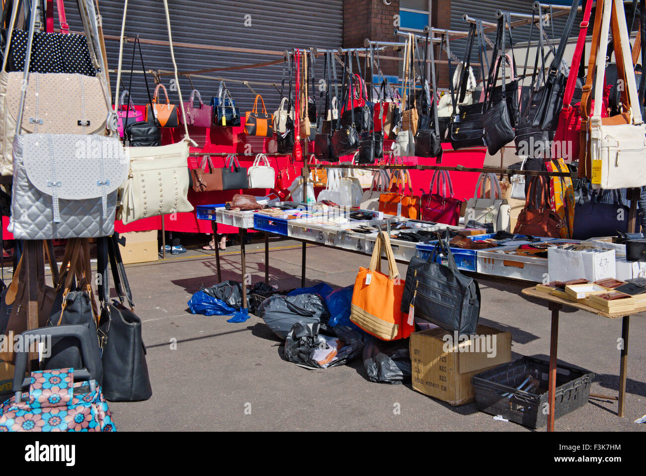 Mercato all'aperto di vendita di stallo donna di borse e borsette, Bristol, Inghilterra Foto Stock
