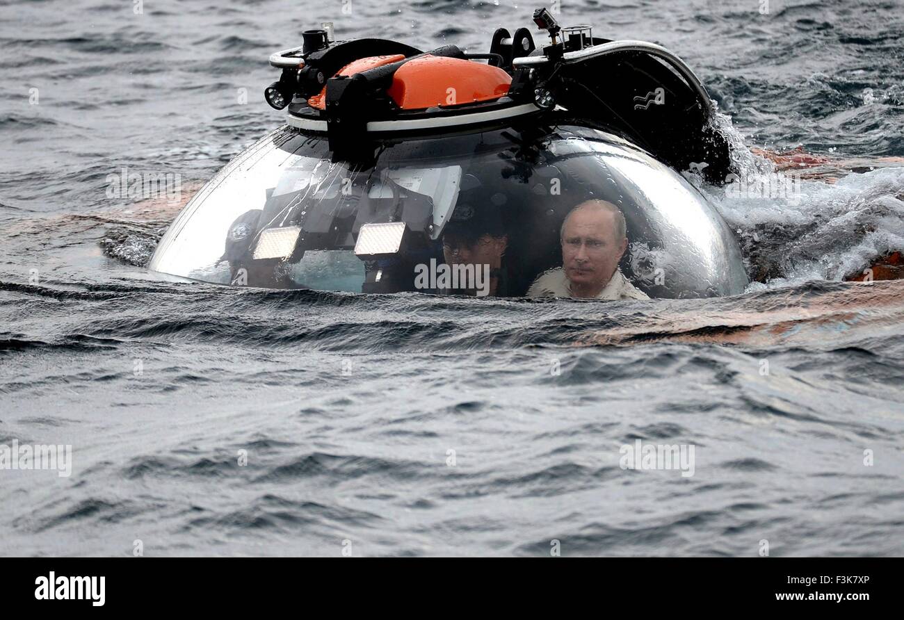 Il presidente russo Vladimir Putin a bordo di un sottomarino bathyscaphe mini sommergibile che si tuffa nel mare Nero per vedere il relitto di una affondato antica nave mercantile Agosto 18, 2015 vicino a Sevastopol, Crimea. Foto Stock