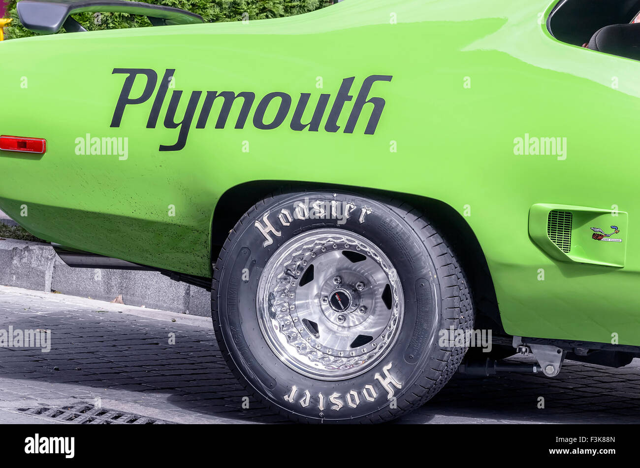 Riunione di classic american cars. Laterale Posteriore di verde auto, Plymouth Road Runner 440, del 1971. Foto Stock