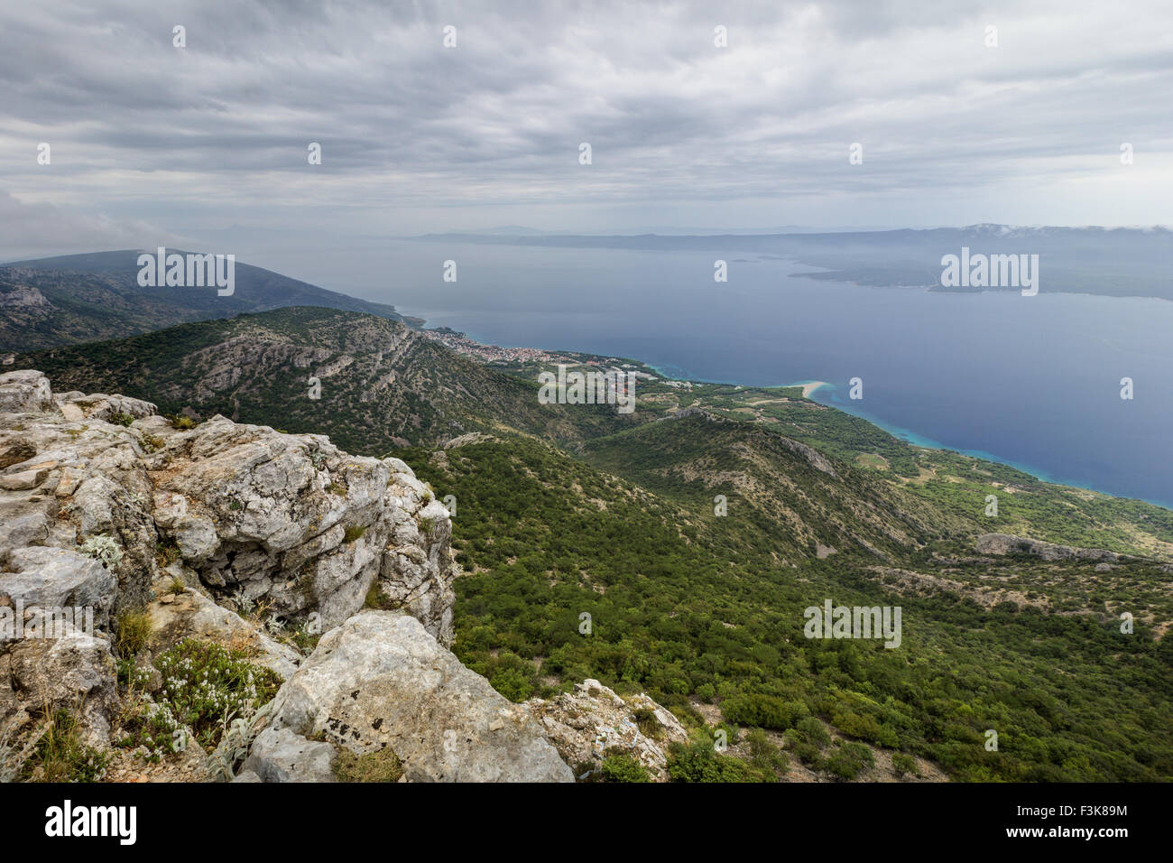 Vista panoramica dalla cima di Vidova Gora Mountain verso Bol e la spiaggia Zlatni Rat presso l'isola di Brac in Croazia. Foto Stock