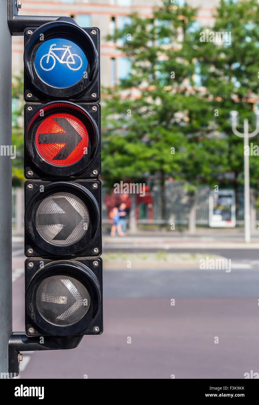 Noleggio semaforo con luce rossa e la freccia Foto Stock