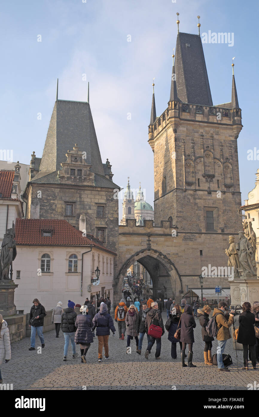 Charles Bridge, con il twin western le torri del ponte e la chiesa di San Nicola al di là, Praga, Repubblica ceca. Foto Stock