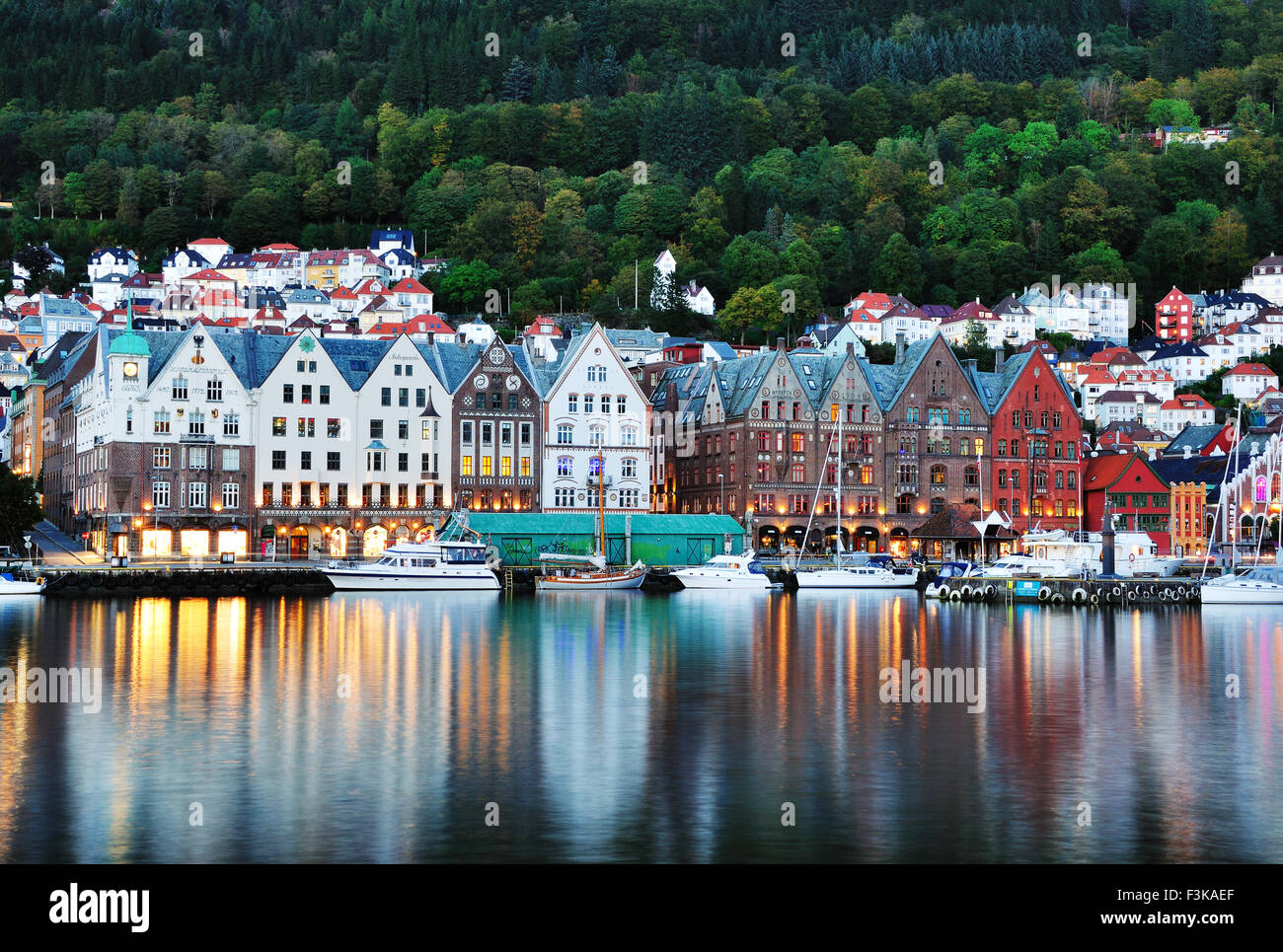 Coloratissima casa in legno di Bryggen Hanseatic Wharf di notte, un sito Patrimonio Mondiale dell'UNESCO con negozi, alberghi e ristoranti. Foto Stock