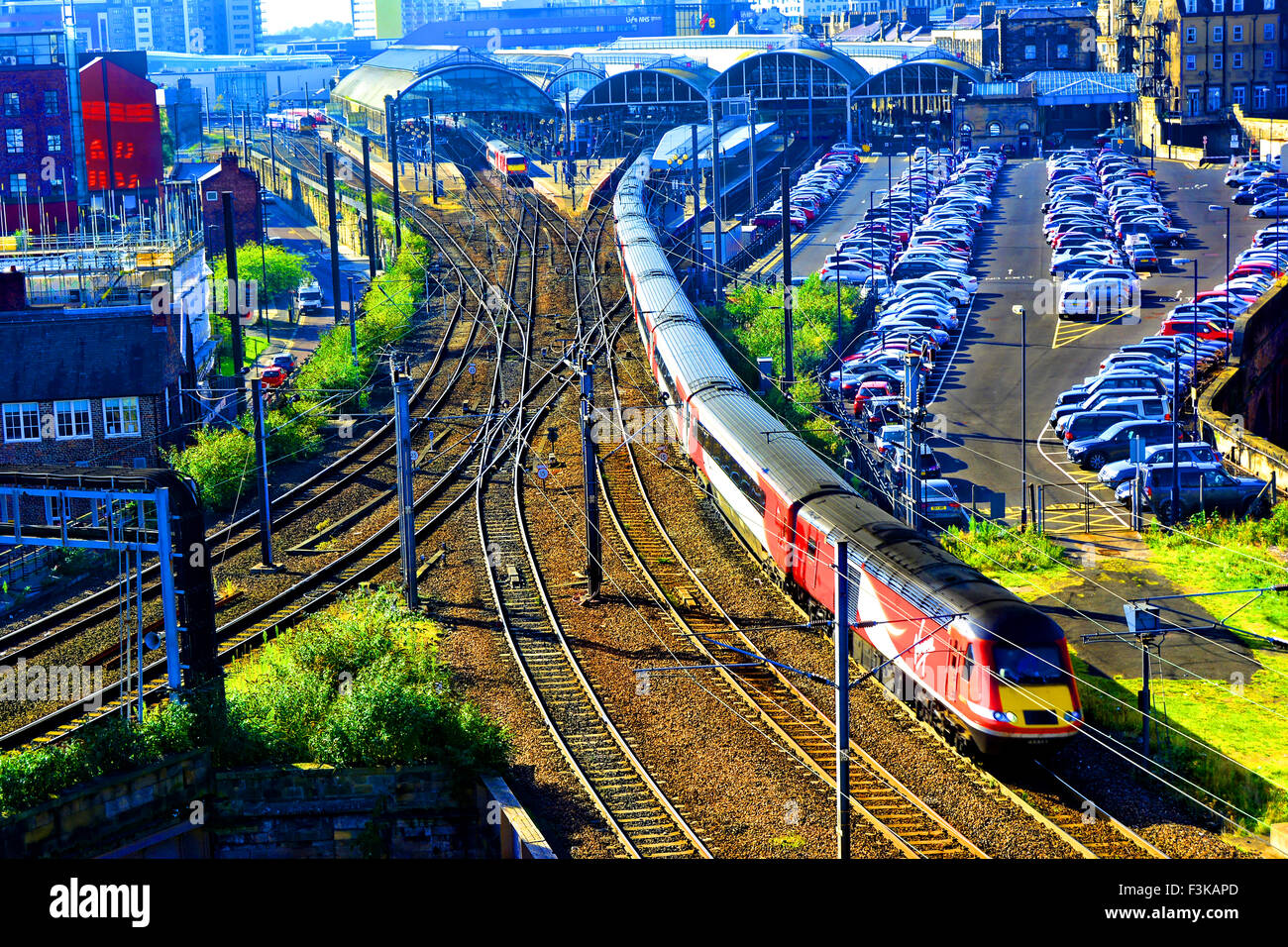 Vergine Costa Est treno in partenza Newcastle Stazione Ferroviaria Centrale Foto Stock