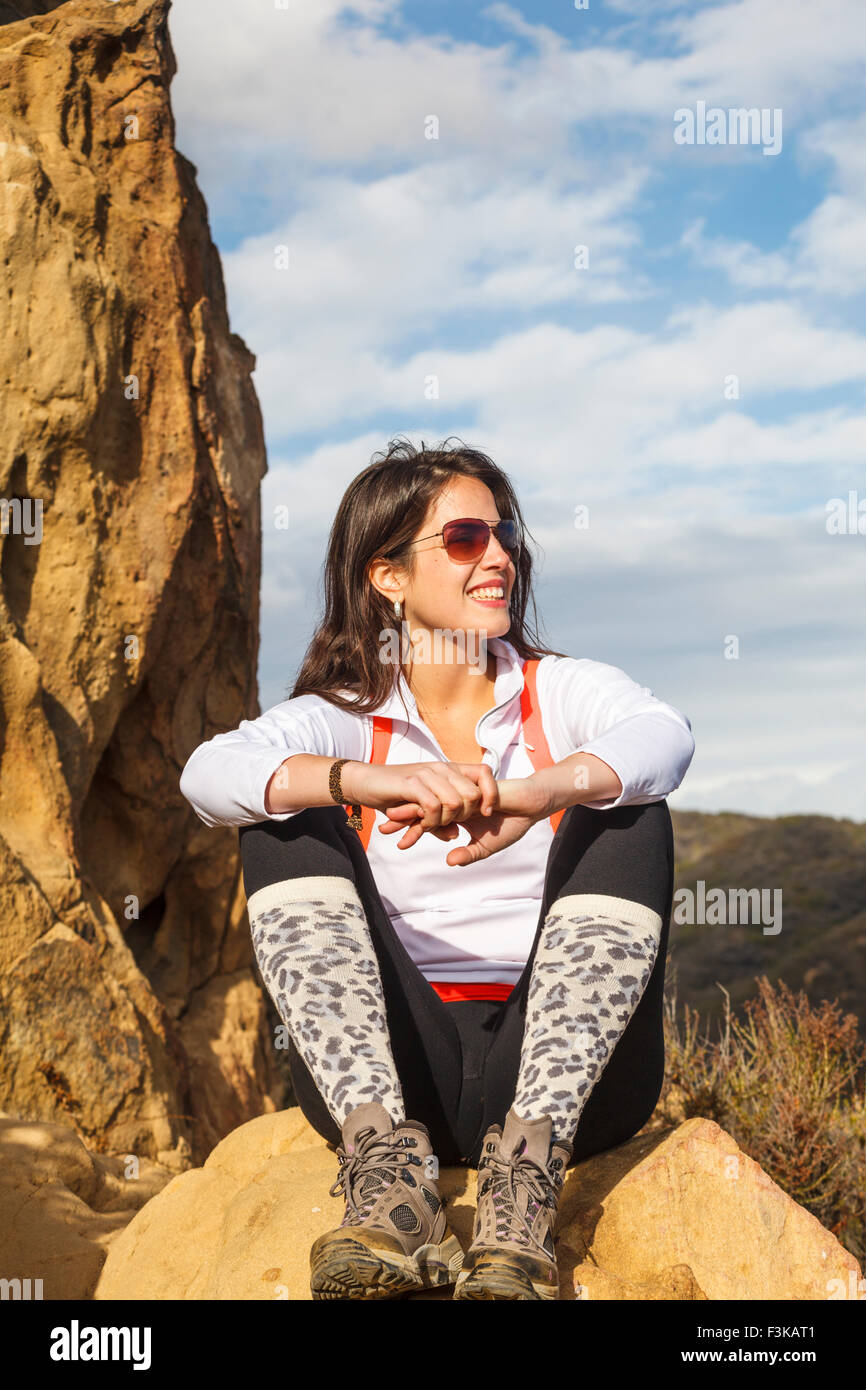 Escursionista si rilassa sulla formazione di roccia nei pressi di cranio roccia sopra il Temescal Ridge Trail, a cui si accede dal Gateway Temescal Park Foto Stock