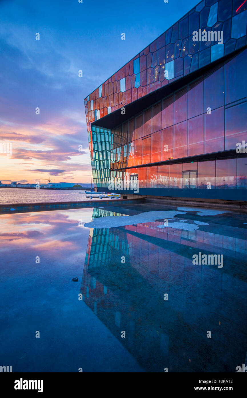 Tramonto riflesso di Harpa Concert Hall, Reykjavik, Islanda. Foto Stock Tramonto riflesso di Harpa Concert Hall, Reykjavik, Islanda. Foto Stock