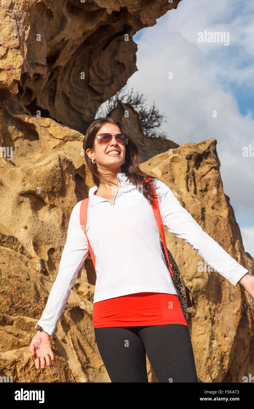 Escursionista dalla formazione di roccia nei pressi di cranio roccia sopra il Temescal Ridge Trail, a cui si accede dal Gateway Temescal Park in Pacific Palisades Foto Stock