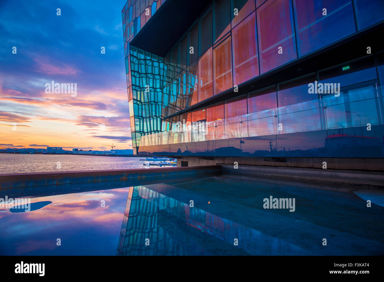 Tramonto riflesso di Harpa Concert Hall, Reykjavik, Islanda. Foto Stock Tramonto riflesso di Harpa Concert Hall, Reykjavik, Islanda. Foto Stock