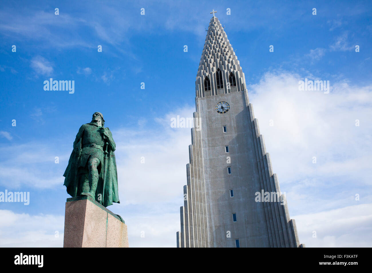 Hallgrimskirkja chiesa e statua di Viking explorer Leif Erikson, Reykjavik, Islanda. Foto Stock Hallgrimskirkja chiesa e statua di Viking explorer Leif Erikson, Reykjavik, Islanda. Foto Stock