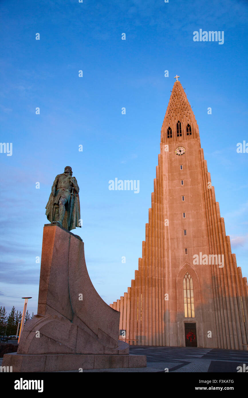 Alla luce della sera Hallgrimskirkja sulla chiesa e la statua di Leif Erikson, Reykjavik, Islanda. Foto Stock Alla luce della sera Hallgrimskirkja sulla chiesa e la statua di Leif Erikson, Reykjavik, Islanda. Foto Stock