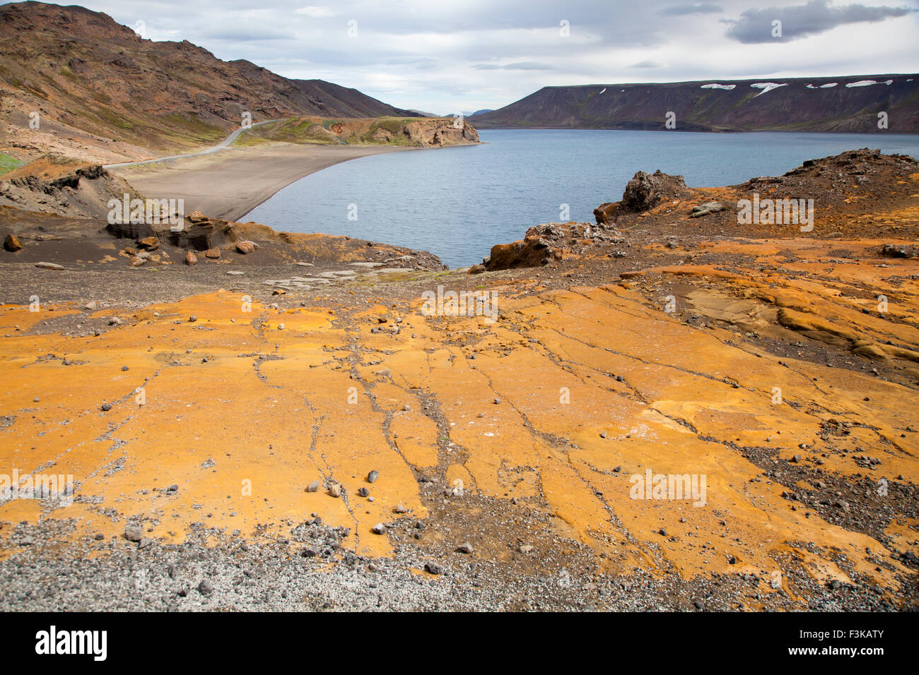 Colorate le rocce vulcaniche sulla riva del lago Kleifarvatn, penisola di Reykjanes, Islanda. Foto Stock
