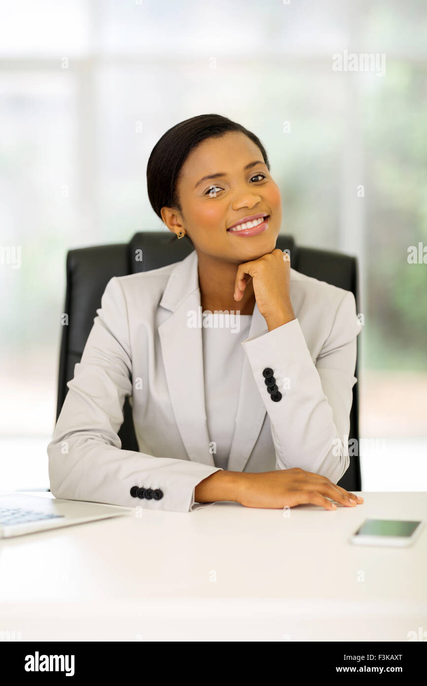 Allegro Afro American business woman in ufficio Foto Stock