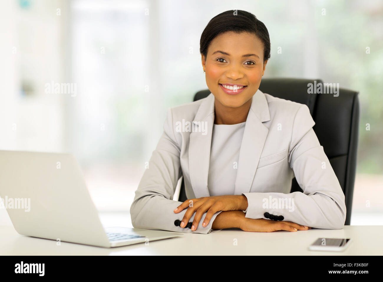 Sorridente Afro American imprenditrice lavoro in ufficio Foto Stock