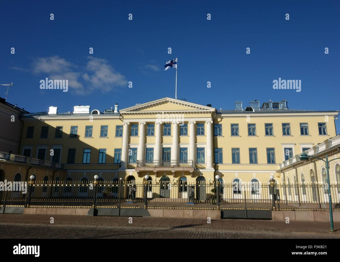 Il palazzo presidenziale e le sue guardie a Helsinki in Finlandia Foto Stock