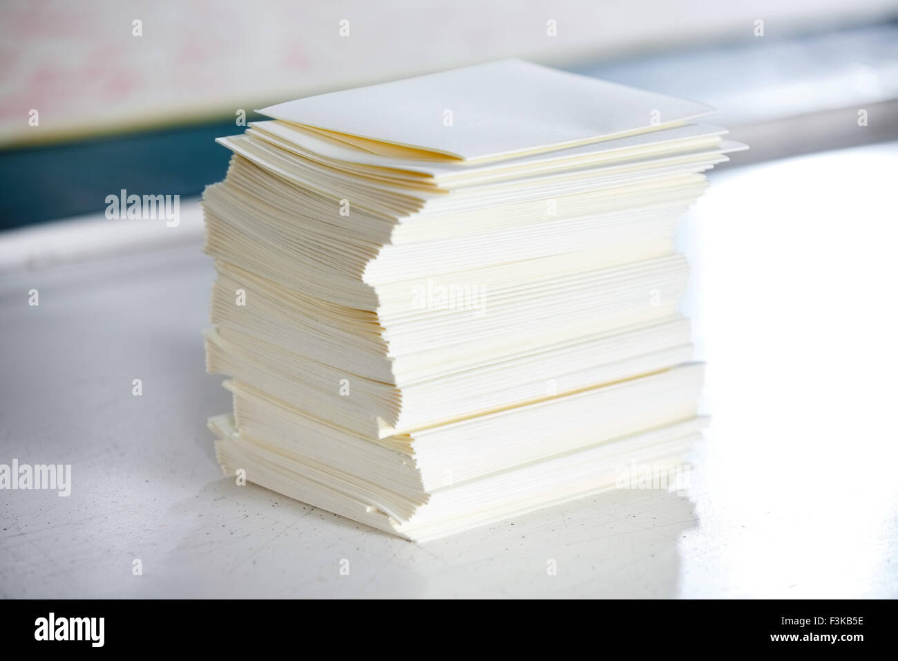 Documenti impilati sul tavolo in fabbrica Foto Stock