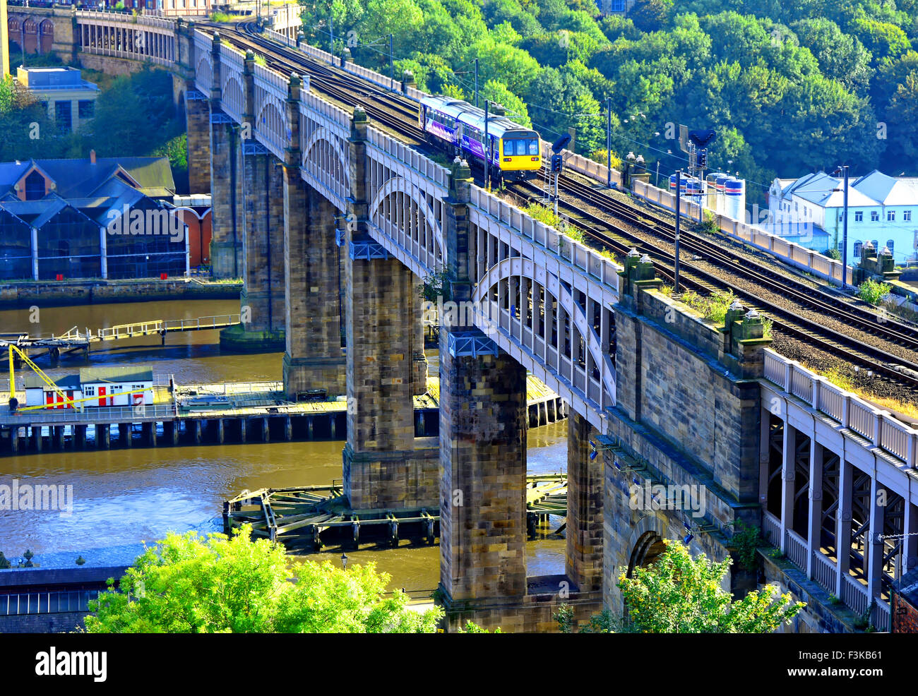 Livello alto ponte, ferroviarie, stradali, pedonale, ferro battuto, legato arch, stringa di prua ponte trave, Robert Stephenson, Foto Stock