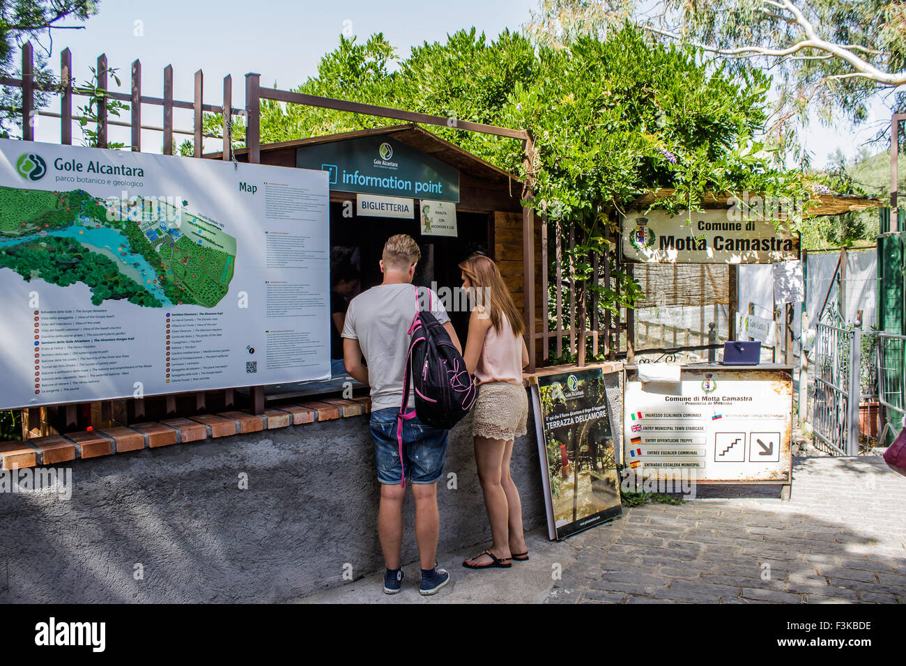 Un paio di acquisto biglietti at l ingresso della Gola dell'Alcantara in Sicilia. Foto Stock