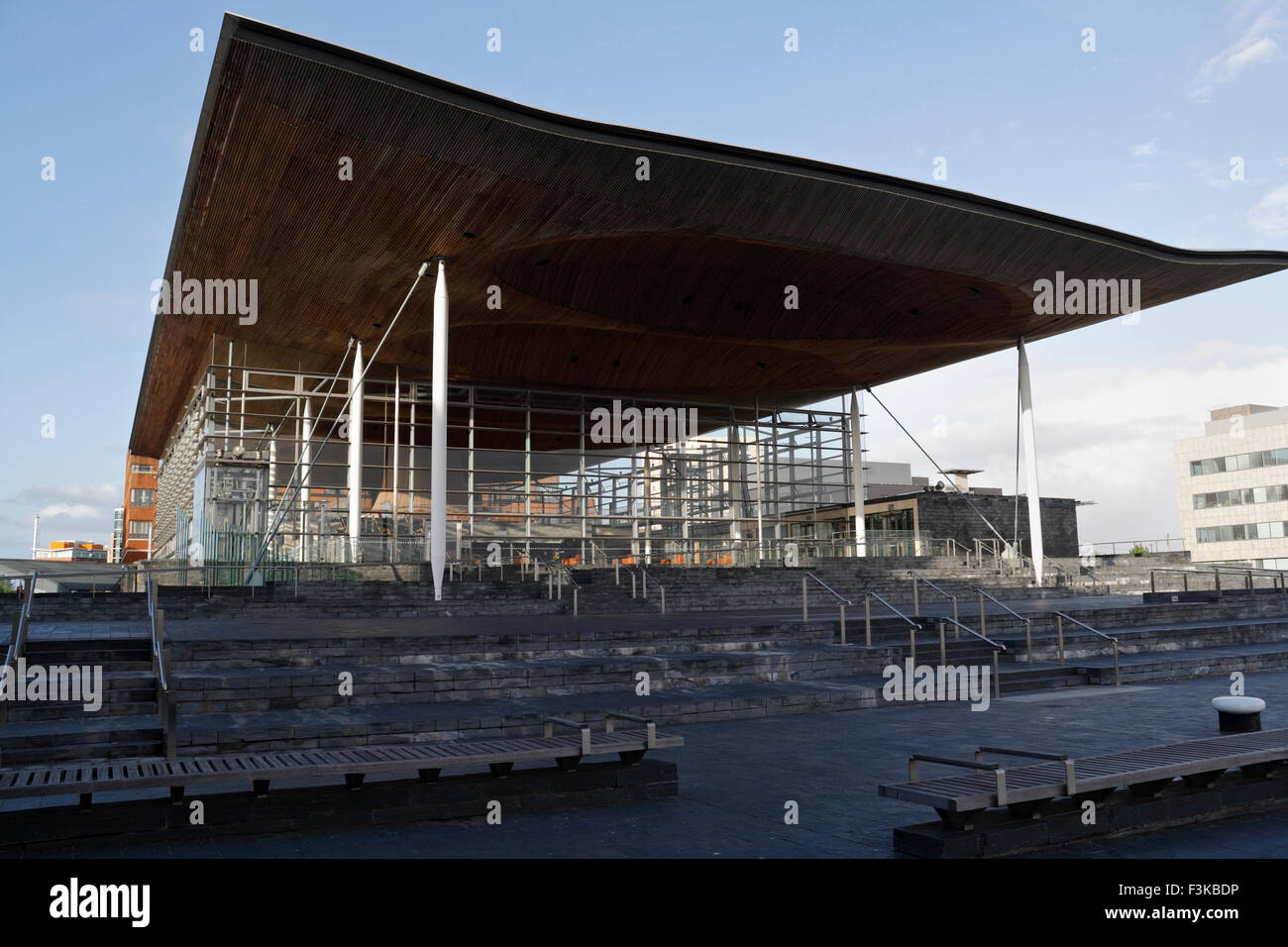 L'edificio Senedd Welsh Assembly a Cardiff Bay, Galles, governo locale del Regno Unito, architettura sostenibile Foto Stock