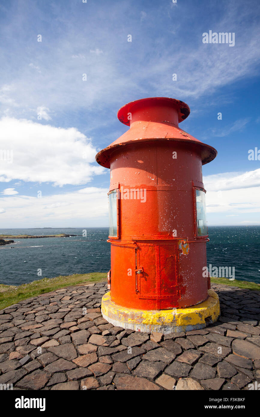 Faro e proteggere la bocca di Breidafjordur, Sugandisey isola, Stykkisholmur, Vesturland, Islanda. Foto Stock