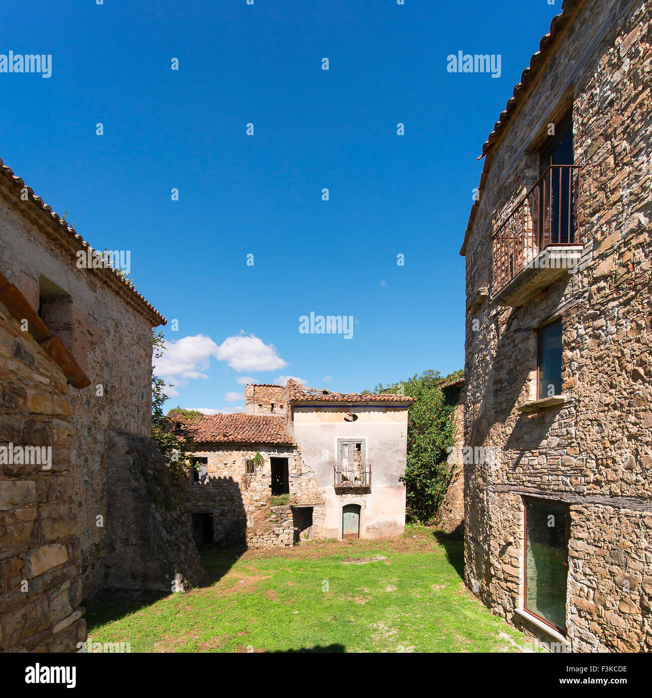 Le case e gli edifici abbandonati in Roscigno nel Cilento Foto Stock