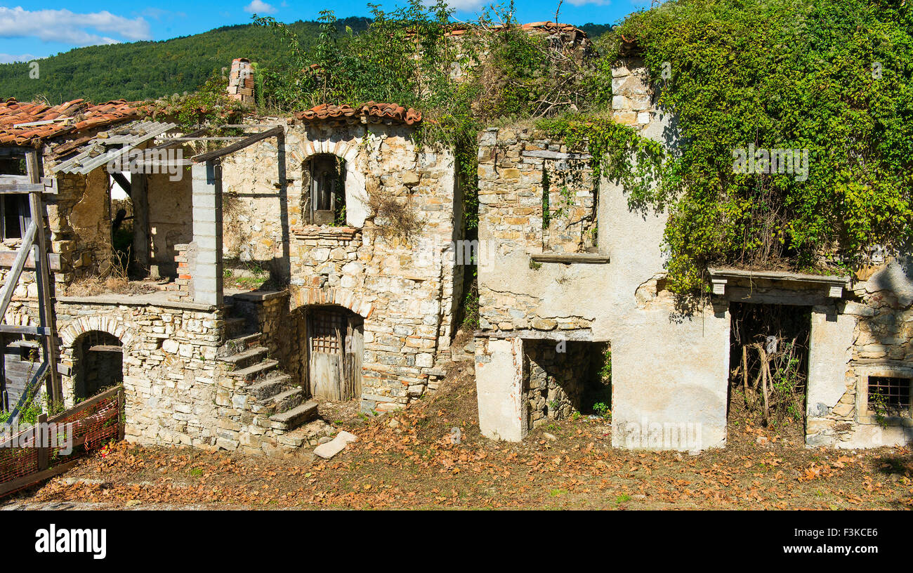 Le case e gli edifici abbandonati in Roscigno nel Cilento Foto Stock