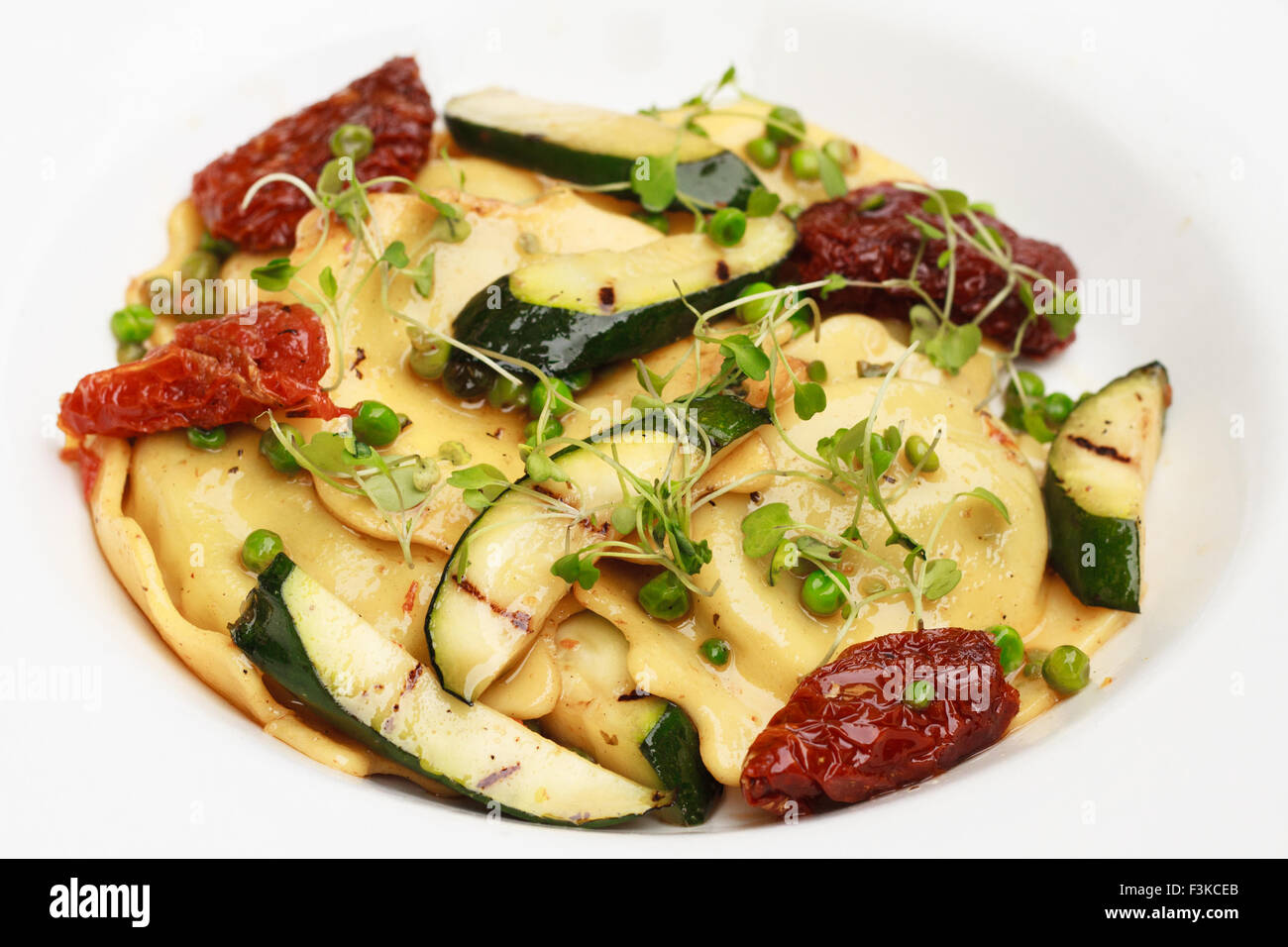 Ravioli con la zucchina e pomodori secchi e crescione Foto Stock