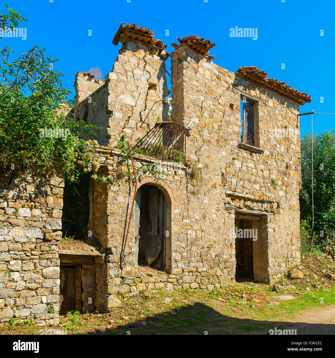 Le case e gli edifici abbandonati in Roscigno nel Cilento Foto Stock