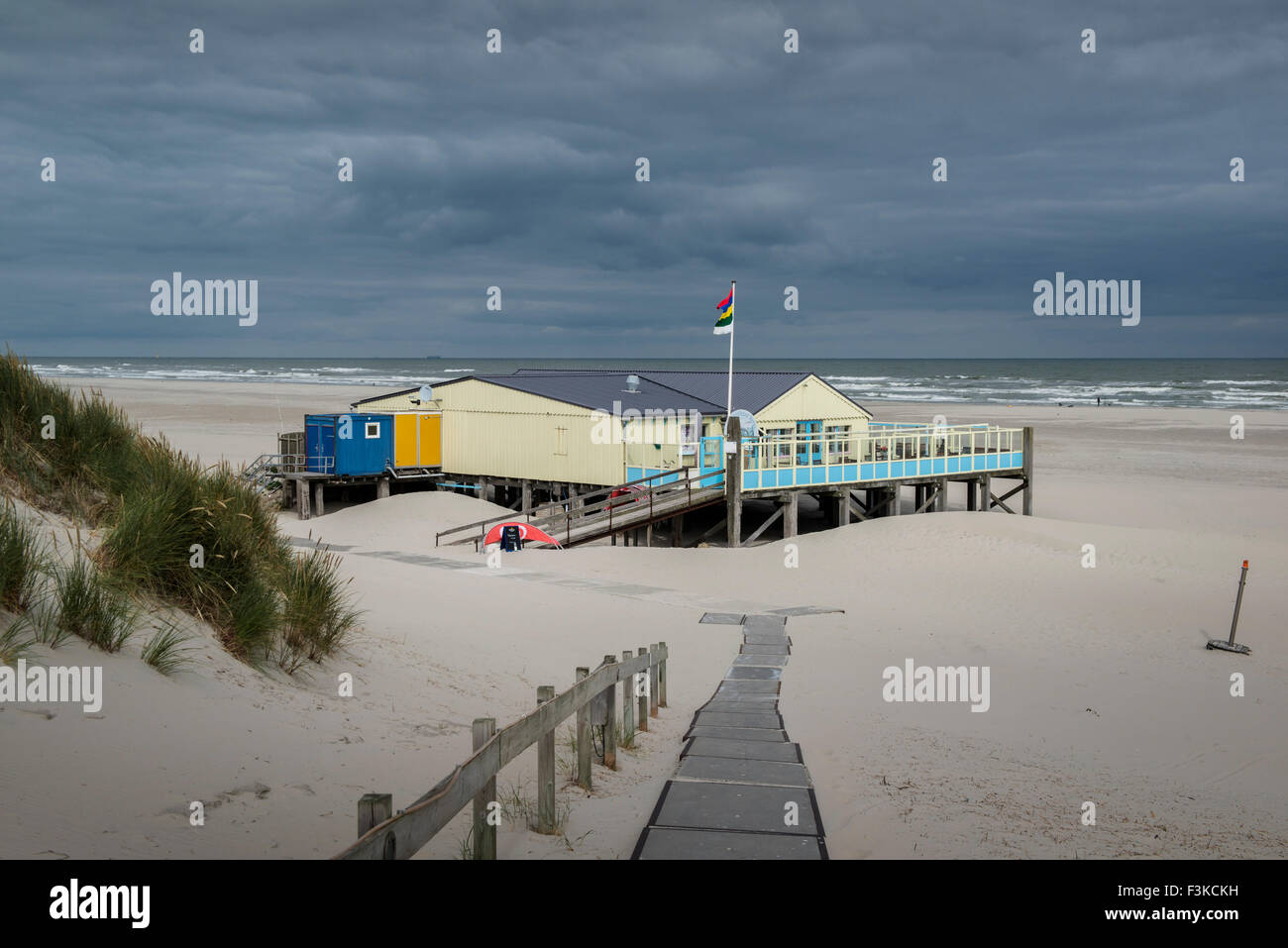 2 Luglio, 2014 La spiaggia con il heartbreak Hotel all'estremità orientale dell'isola di Terschelling. Foto Kees Metselaar Foto Stock