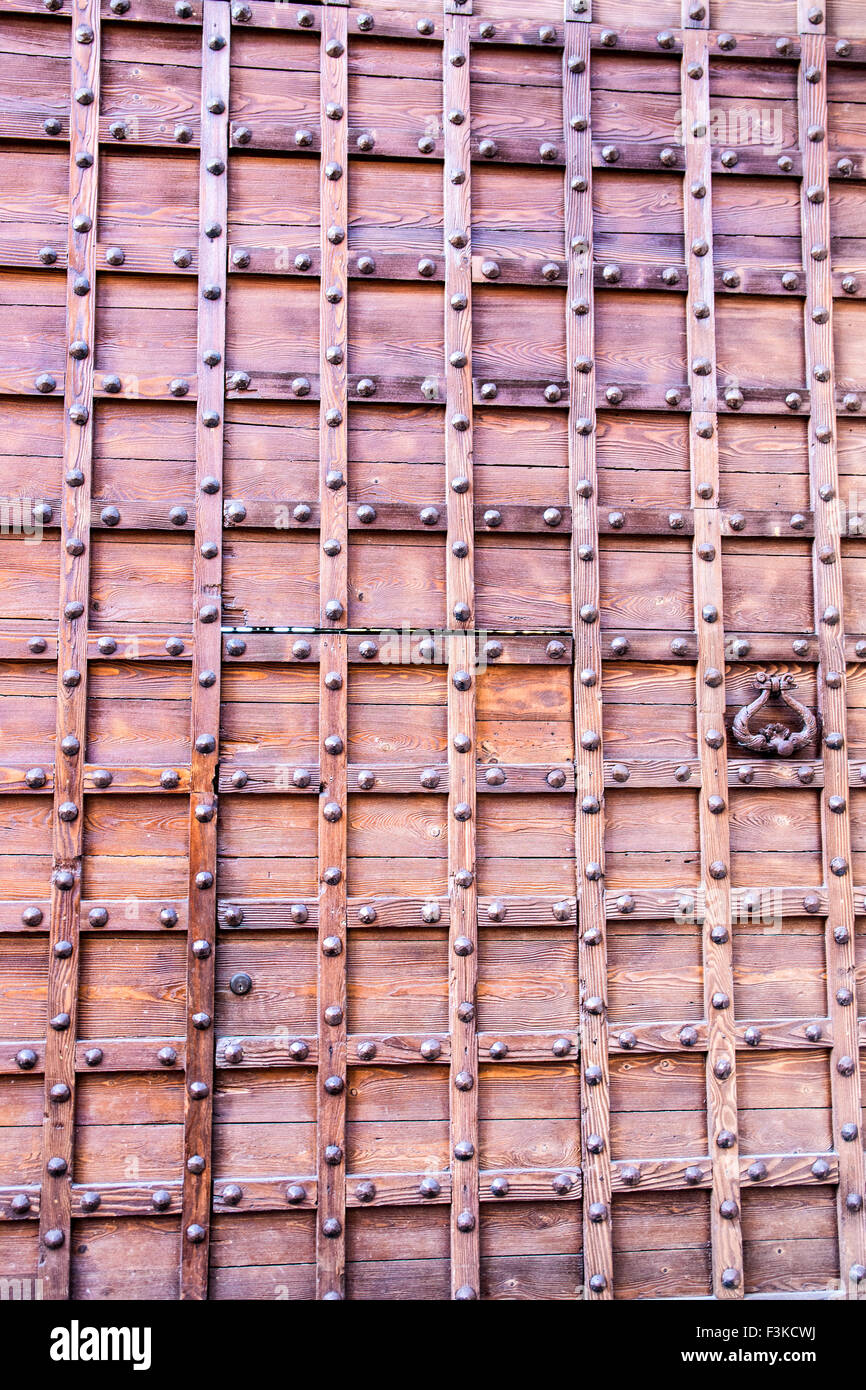In legno intagliato portale di un palazzo italiano Foto Stock