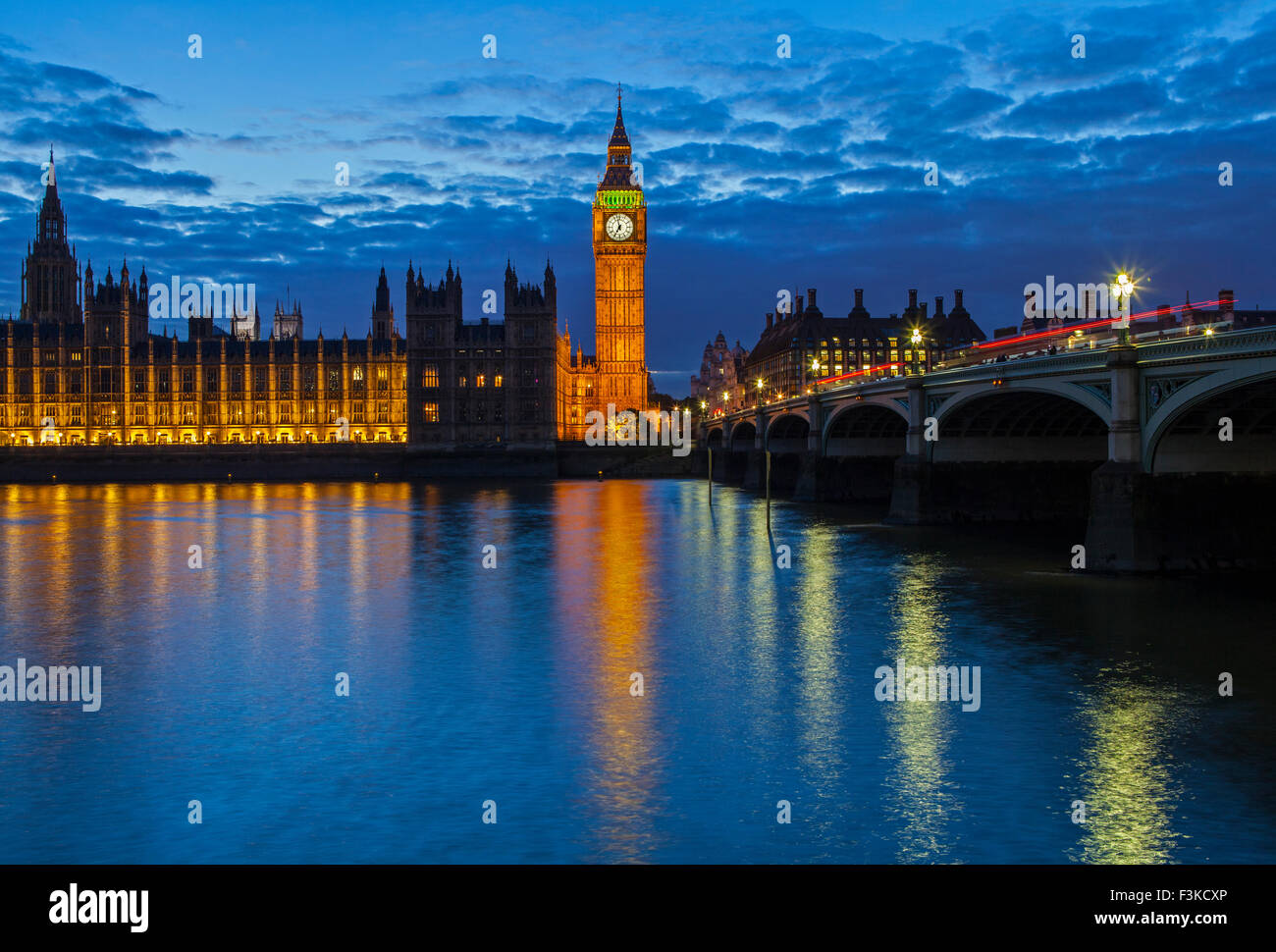 Una vista sul fiume Tamigi del case del Parlamento e il Westminster Bridge di Londra. Foto Stock