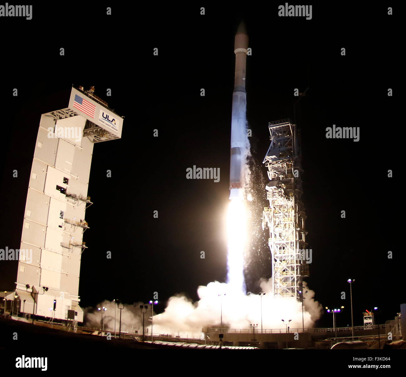 Base aerea di Vandenberg, California, Stati Uniti d'America. 8 Ott, 2015. Un regno lancio Alleanza Atlas V rocket lancia un classificati NROL-55 payload per la National Reconnaissance Office di Vandenberg AFB. Il lancio è avvenuto a 5:49 am giovedì mattina. Credit: Gene Blevins/ZUMA filo/Alamy Live News Foto Stock