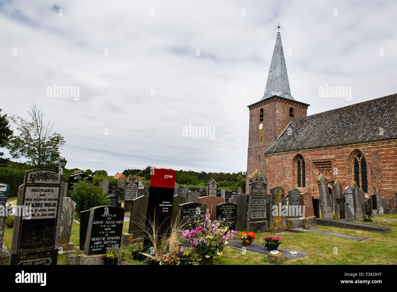 2 Luglio, 2014 Il Sint Jans chiesa presso il villaggio di Hoorn su Terschelling. Il cimitero è cerchiato intorno alla chiesa. Foto K Foto Stock