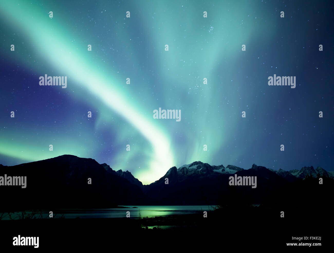 Aurora boreale illumina il cielo sopra il Mud Bay nei pressi del Lynn Canal nel sud-est dell Alaska Foto Stock