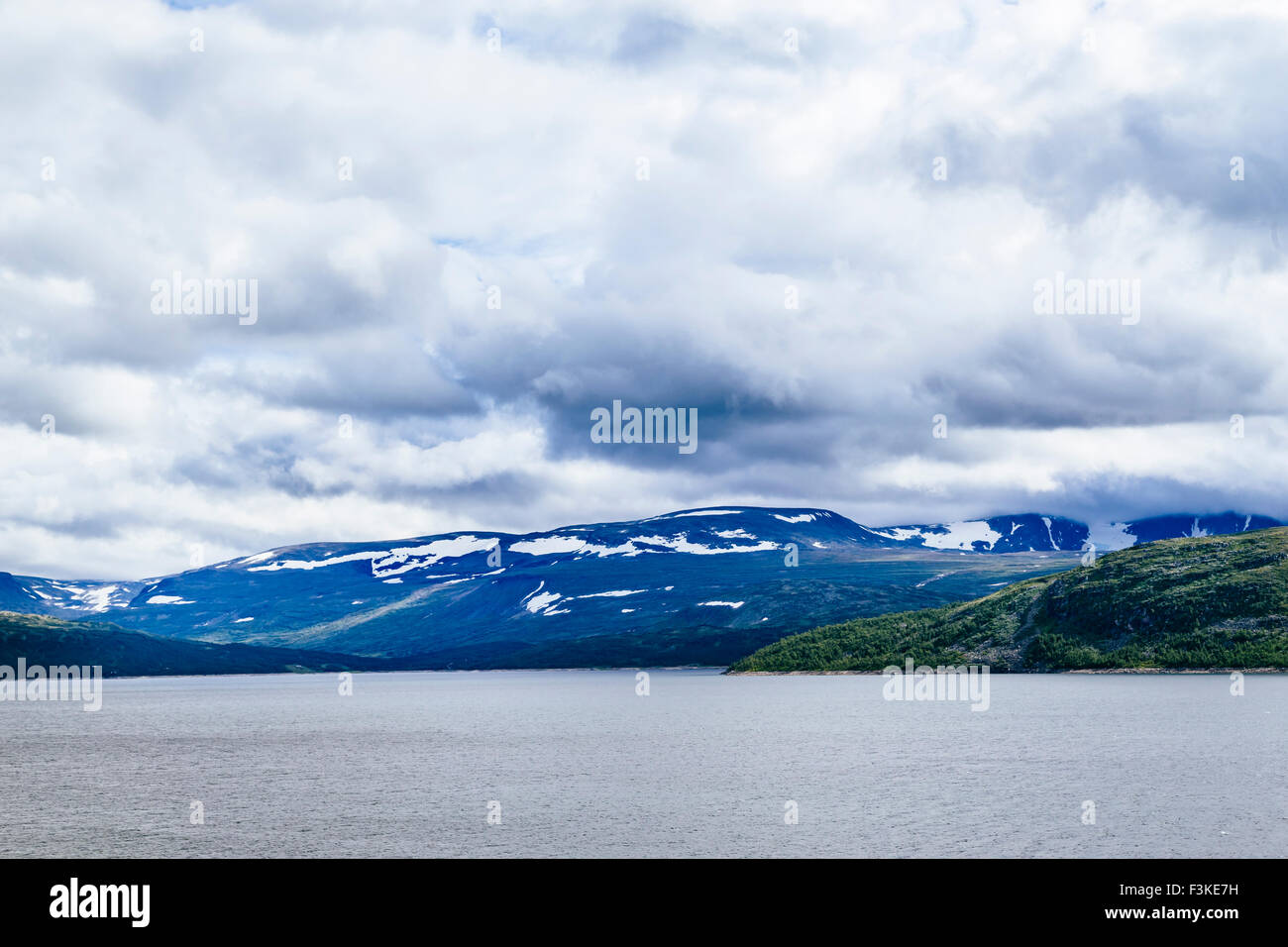 Lago Strandavatnet, Hol, Buskerud, Norvegia. Vista verso Hallingskarvet Parco Nazionale attraverso il lago Foto Stock