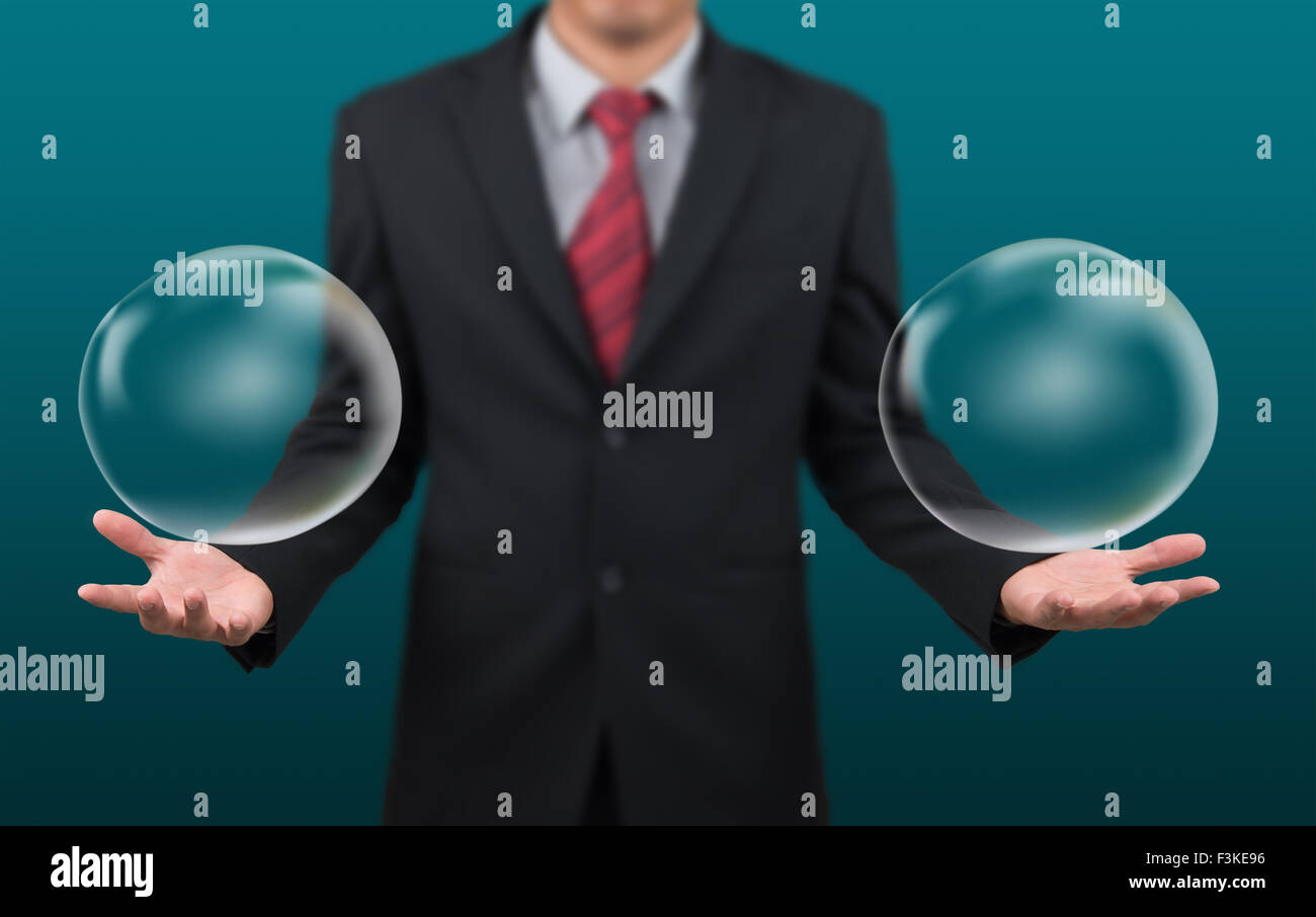 L'uomo mostrano una bolla di vuoto a portata di mano Foto Stock