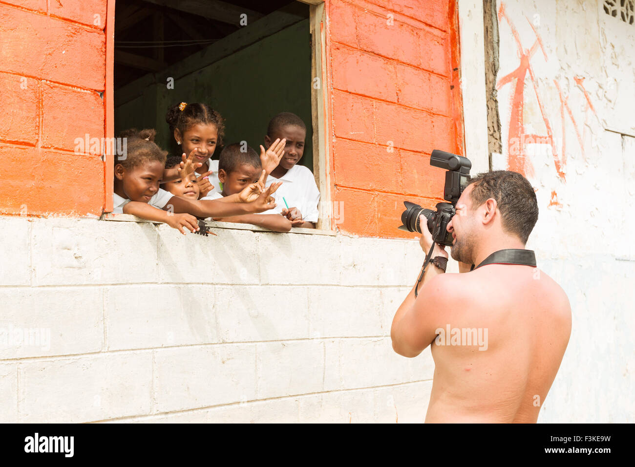 Fotografo di scattare una foto di un gruppo di Afro America bambino sulla finestra della scuola Foto Stock