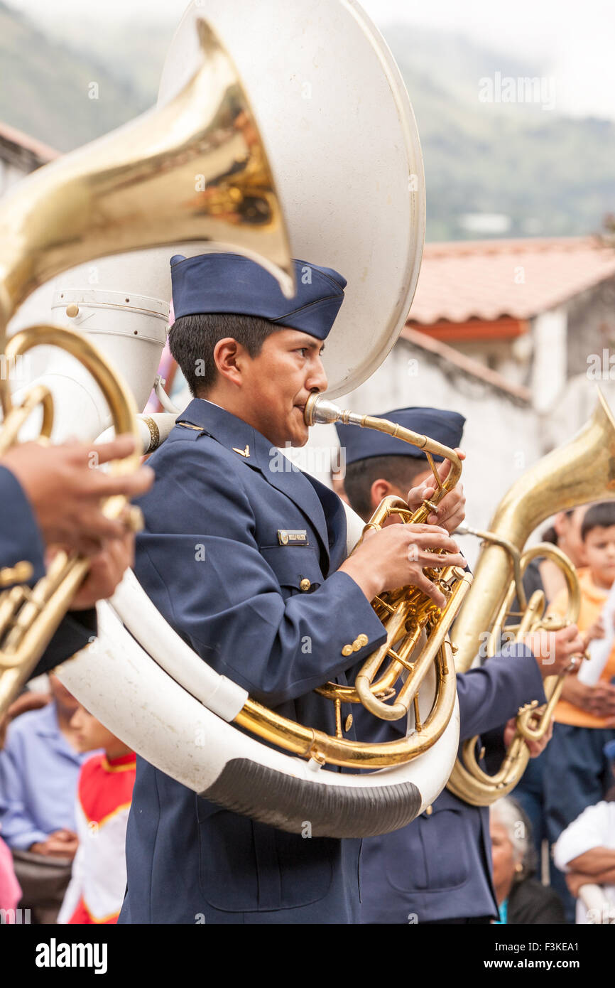 Scuola di Polizia Lettore banda eseguendo per la festa estiva Foto Stock