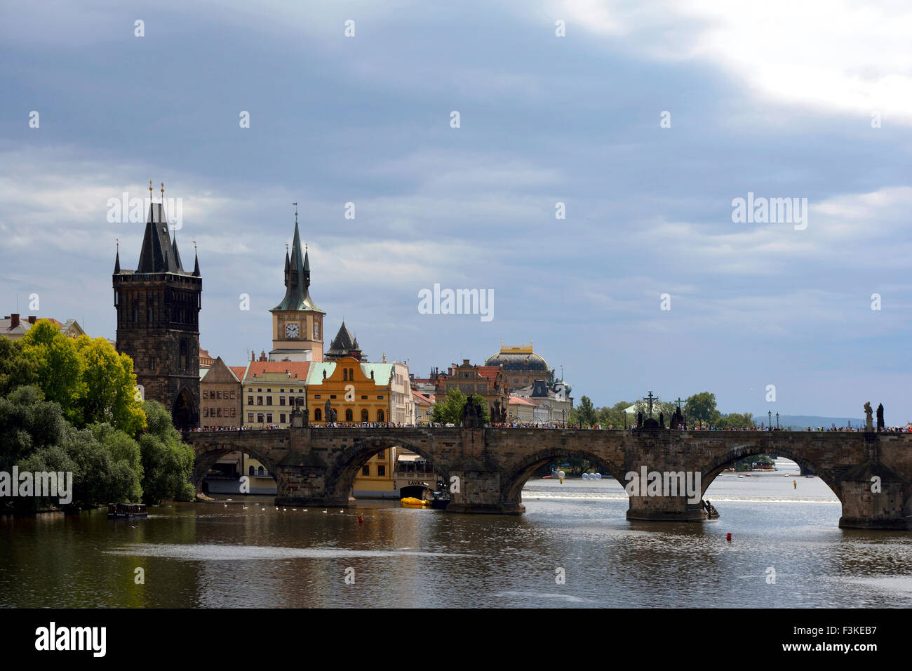 Il ponte di Carlo e il fiume Moldava a Praga nella Repubblica Ceca. Foto Stock