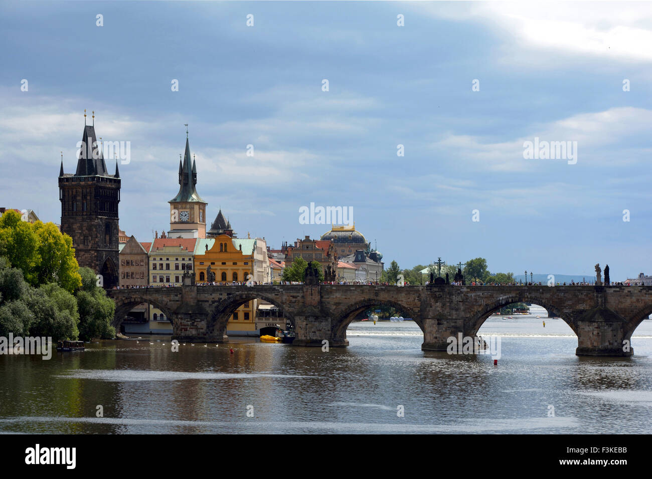 Il ponte di Carlo e il fiume Moldava a Praga nella Repubblica Ceca. Foto Stock