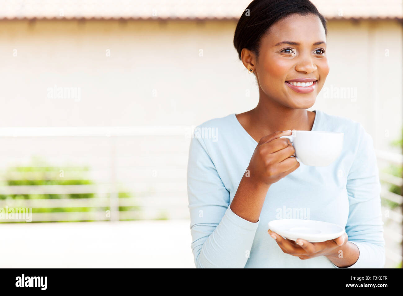 Bella giovane donna nera avente il caffè Foto Stock