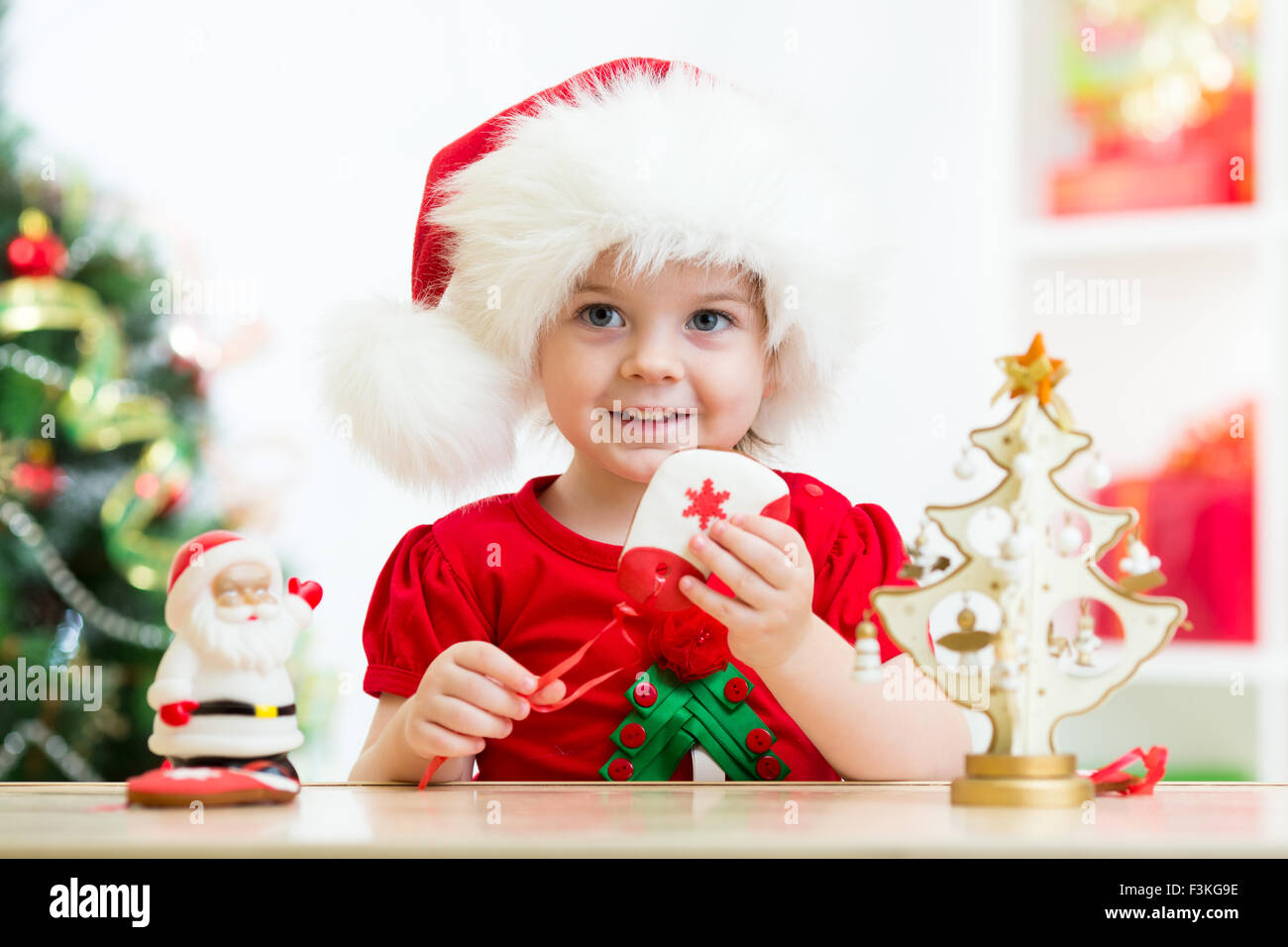 Kid ragazza in Santa hat holding biscotti di Natale Foto Stock