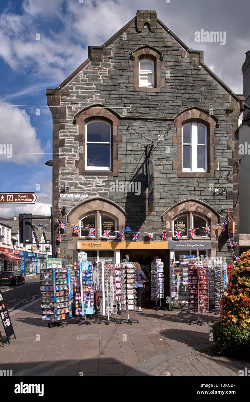 Negozio di souvenir costruito in pietra Cumbrian. Keswick Lake District Cumbria Inghilterra Regno Unito Foto Stock