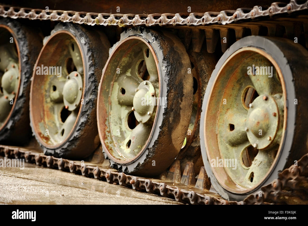 Dettaglio shot con vecchio serbatoio cingoli e ruote Foto Stock