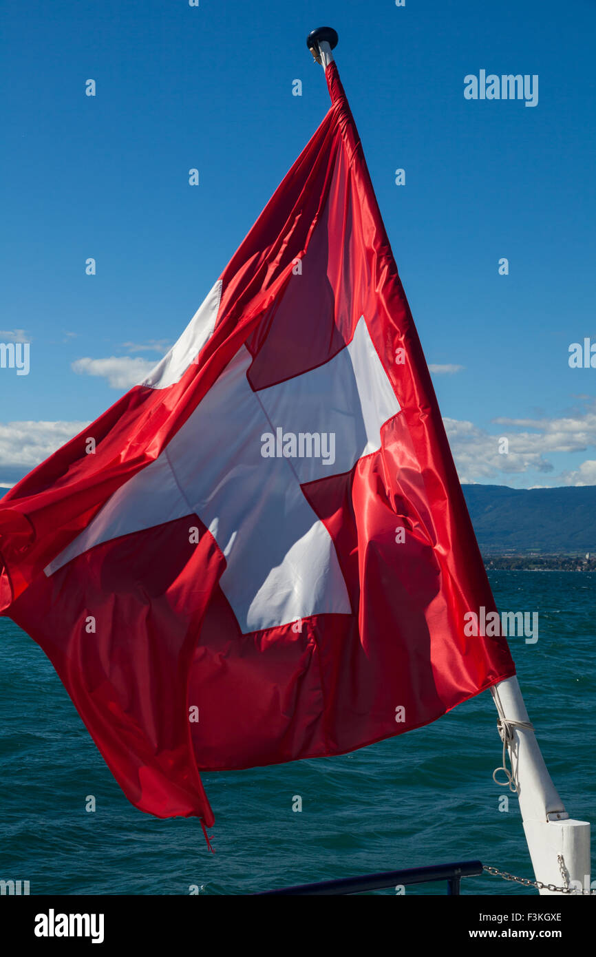 Bandiera svizzera sulla poppa di una nave traghetto sul lago di Ginevra Foto Stock